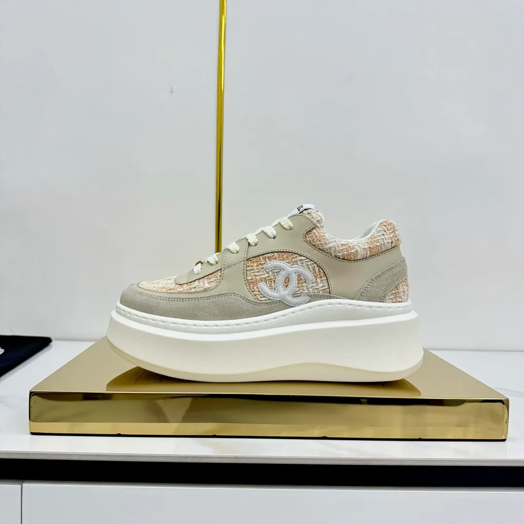 👟👟Ex-factory price 600👟👟 Upgraded version, upgraded version, upgraded version! No rebuttal accepted! ! ! ! Chanel Chanel panda shoes! 2025 counter's top casual sports shoes. This classic design; the upper is electro-embroidered with a variety of techniques; the outsole is fashionable and sporty; the unusual inclusion of a variety of color matching elements... The diversified mix and match is very good-looking and versatile, and can be used for leisure, fashion, sports, and outdoor... ꫛꫀꪝ Go➫ Materials: ❶Upper made of: original imported first-layer silk cowhide + original waterproof cloth + original first-layer cowhide ❷Inner lining: Original Yangli+Net ❸Outsole based on: Original TPU combination outsole Counter boutique packaging complete set for women 35–41 👉 👉 👉 👉 👉